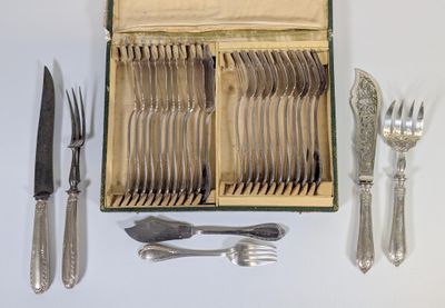 une boîte d'argenterie posée sur une table