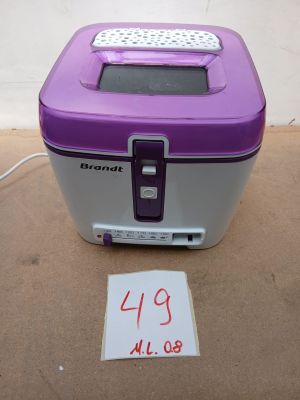 une boîte à repas violette et argentée sur laquelle est apposée une étiquette de prix