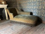 un fauteuil qui se trouve dans une pièce avec une cheminée