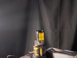 un micro-ondes posé sur une table dans une pièce