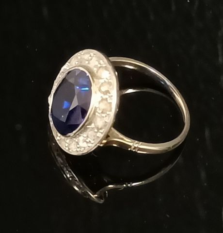 Bague en or gris 18 carats 750 millièmes orné d’une pierre bleue 