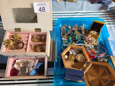 deux boîtes de bijoux posées sur une table, avec une étiquette de prix