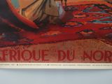 une photo d'une affiche accrochée au mur d'une pièce