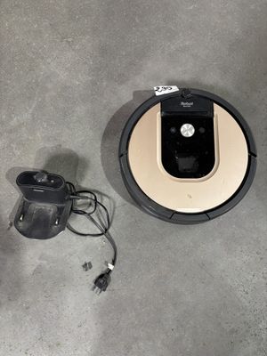 un robot posé par terre à côté d'un chargeur