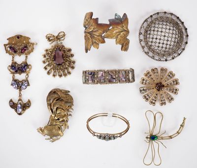 Plusieurs bijoux sont disposés sur une surface blanche