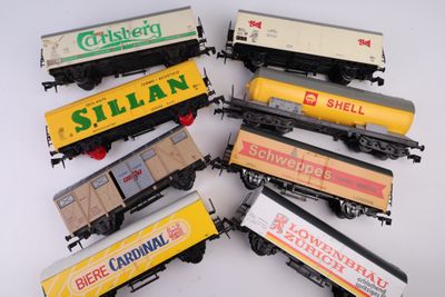 six wagons de train miniature alignés sur une table