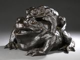 une statue représentant une grenouille assise par terre