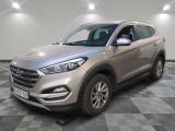 un SUV argenté garé sur un sol en damier dans un garage