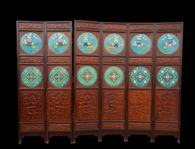 une image représentant un paravent en bois orné de motifs décoratifs
