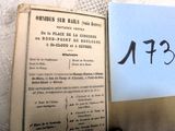 un vieux livre écrit posé sur une table