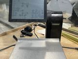une caisse enregistreuse posée sur une table dans un magasin