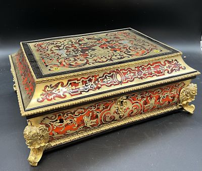 une boîte richement décorée posée sur une table noire