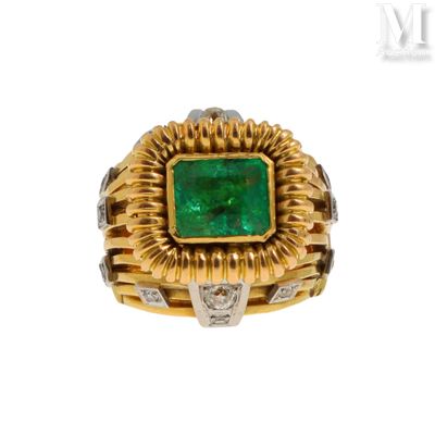 Bague émeraude Importante bague en or jaune 18K (750°/°°) et…
