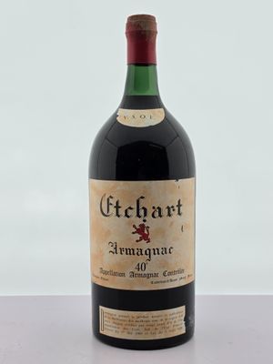 une vieille bouteille de vin posée sur une table