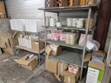 de nombreux rouleaux de papier toilette sur les étagères de la pièce