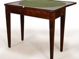 une photo d'une table en bois avec un plateau vert