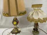 deux lampes placées l'une à côté de l'autre sur une table