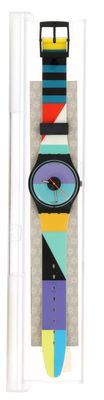 une montre et un stylo posés sur une surface blanche