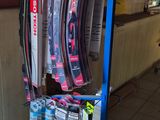un présentoir sur lequel sont disposées de nombreuses brosses à dents et tubes de dentifrice