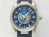 une photo d'une montre au cadran bleu, montée sur un bracelet en cuir bleu