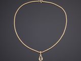 un collier en or avec un pendentif en forme de larme suspendu à une chaîne