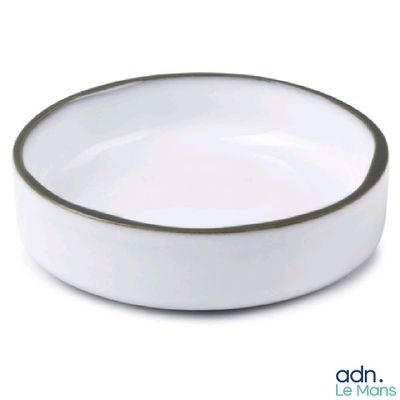 un bol blanc bordé d'argent posé sur une table