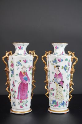 paire de vases anciens en porcelaine chinoise, dotés d'anses dorées et ornés de motifs floraux