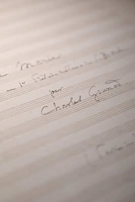 un gros plan d'un morceau de papier sur lequel on a écrit