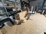 une pièce où il y a beaucoup de cartons par terre