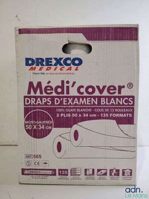 les boîtes de médicaments sont posées ouvertes sur une surface blanche