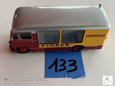 un bus argenté et rouge sur lequel figure un numéro