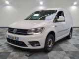 la camionnette blanche est garée sur le sol en damier d'une pièce