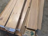 plusieurs pièces de bois sont empilées sur une palette dans un entrepôt