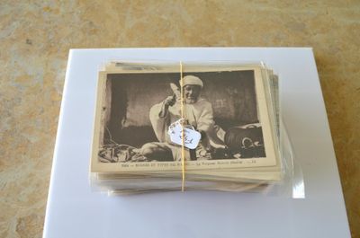 une liasse de billets posée sur une table
