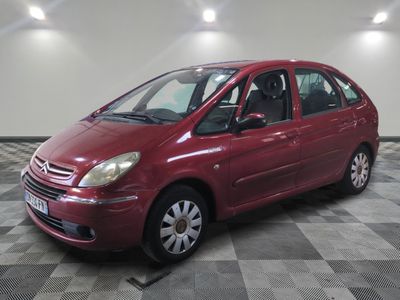 la photo d'une voiture rouge garée dans un garage