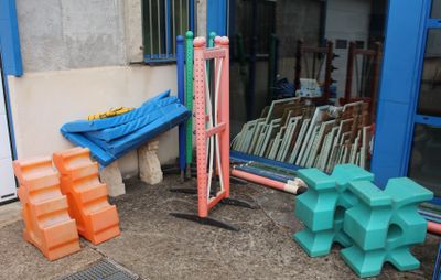 un tas de matériaux de construction empilés devant un bâtiment