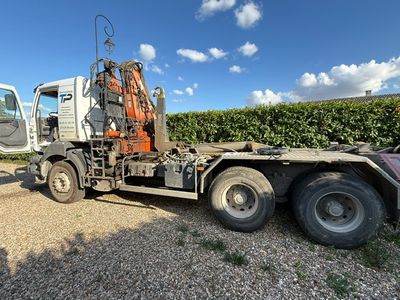 un camion équipé d'une grue à l'arrière