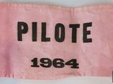 un gros plan sur un morceau de tissu sur lequel est inscrit le mot « pilote »