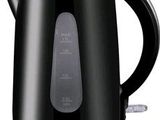 La bouilloire électrique est noire et est équipée d'une minuterie.