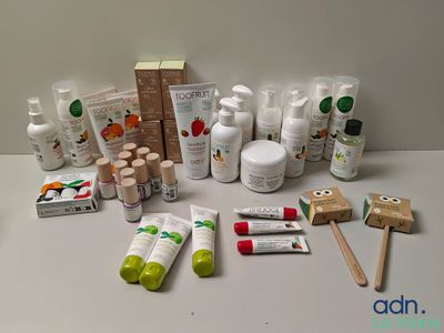 de nombreux types de produits de soins de la peau sur la table