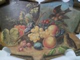 une image d'un tableau représentant un oiseau et des fruits sur une table