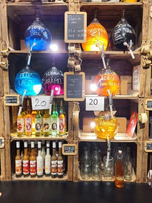 de nombreuses bouteilles d'alcool sur les étagères du magasin