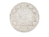 une image représentant une assiette en argent sur laquelle figure un oiseau
