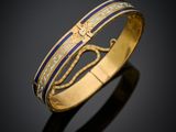 un bracelet en or avec de l'émail bleu et des incrustations d'émail