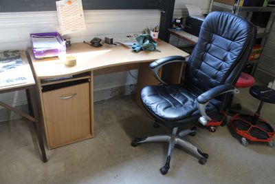 un bureau avec une chaise et un ordinateur dessus