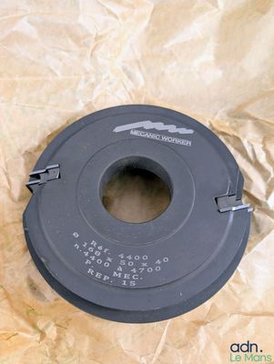 un objet en plastique noir posé sur une feuille de papier