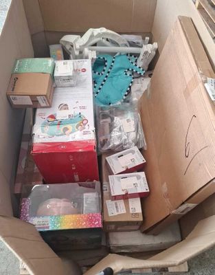 un carton rempli d'articles pour bébé et d'autres objets