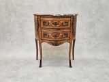 une vieille commode en bois avec un plateau en marbre