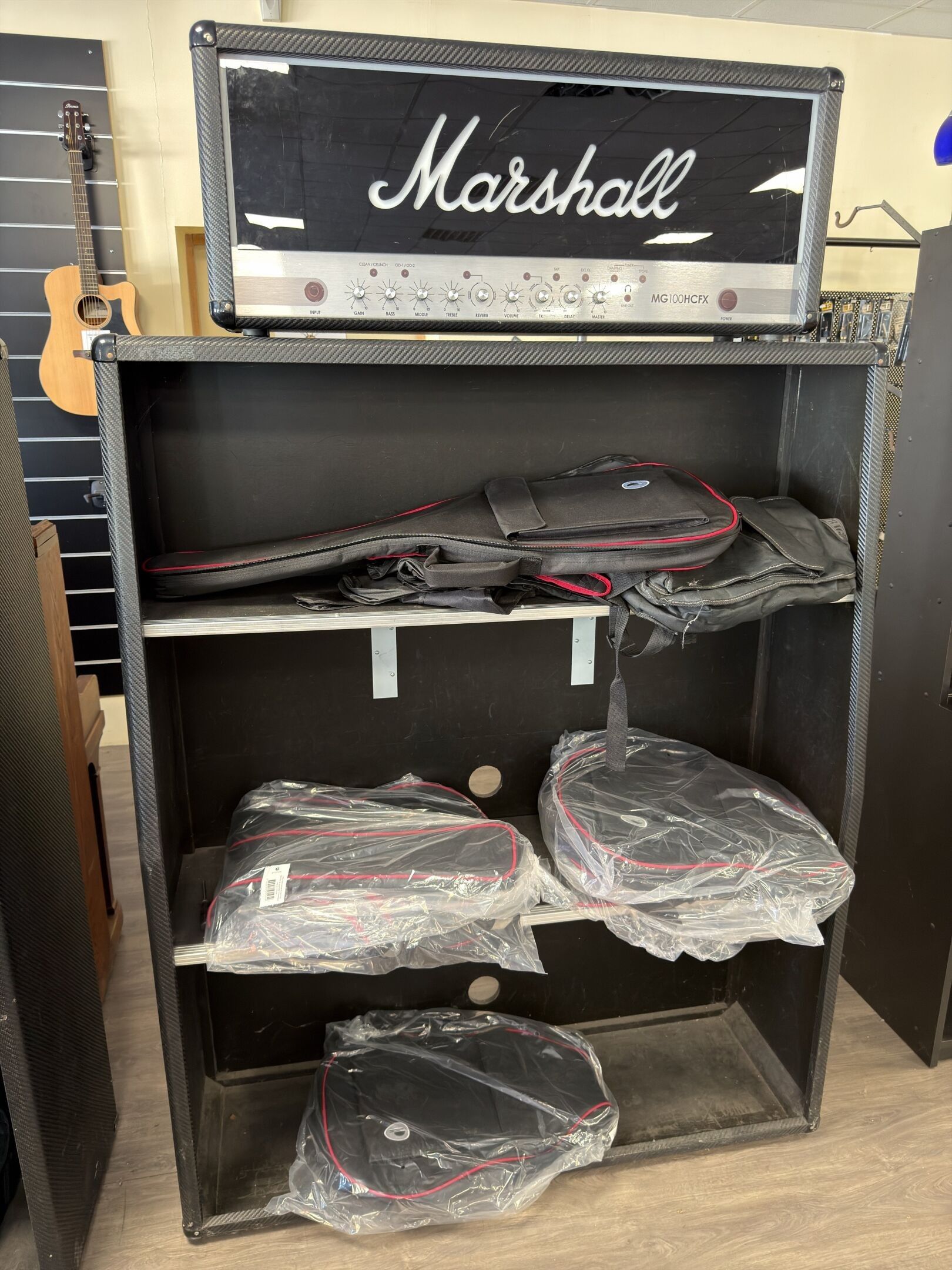 Meuble présentoir de magasin en forme d'amplificateur Marsha…