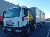 un camion blanc garé dans un parking